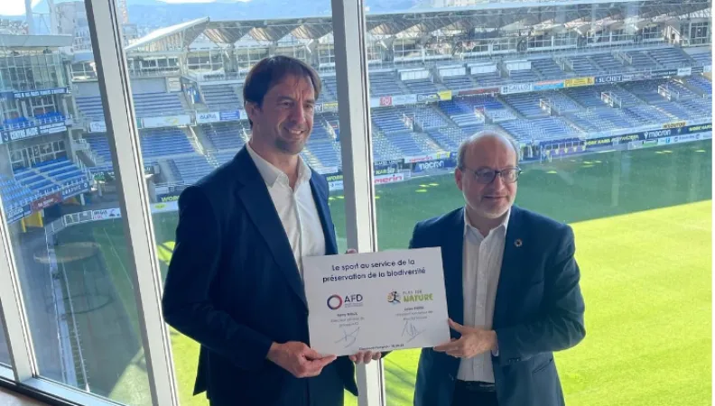 Remi Rioux et Julien Pierre pour la signature du partenariat entre l'AFD et Play for Nature